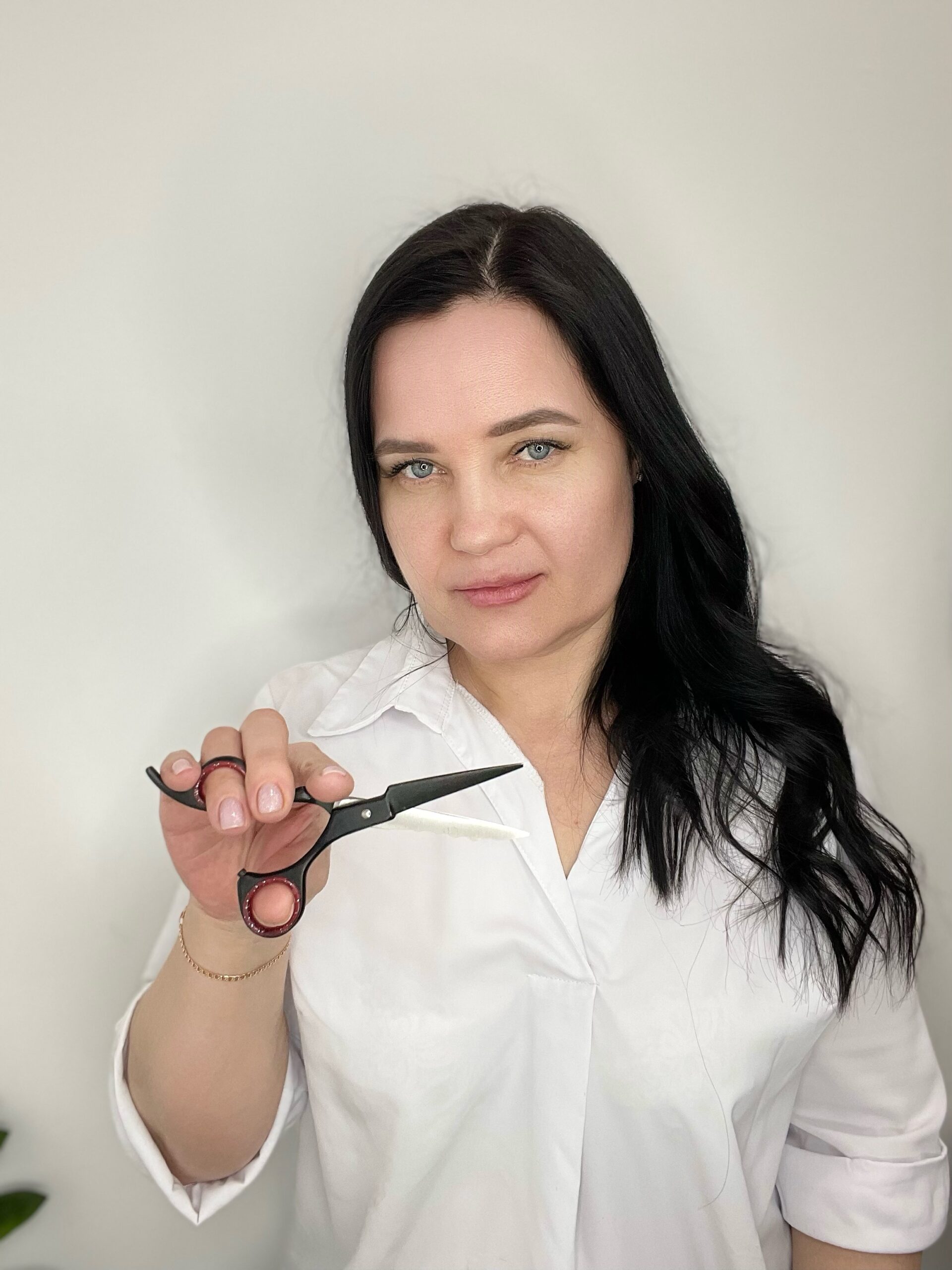 Наталья Будагьян — стилист Omhair, портрет с ножницами